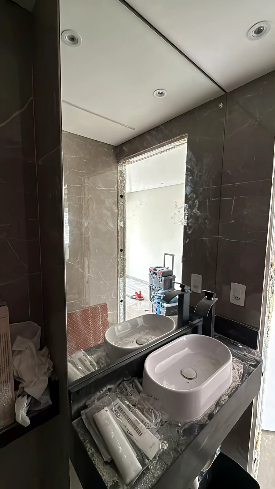 Banheiro com bancada e fechamento em vidro, obra da Salumin