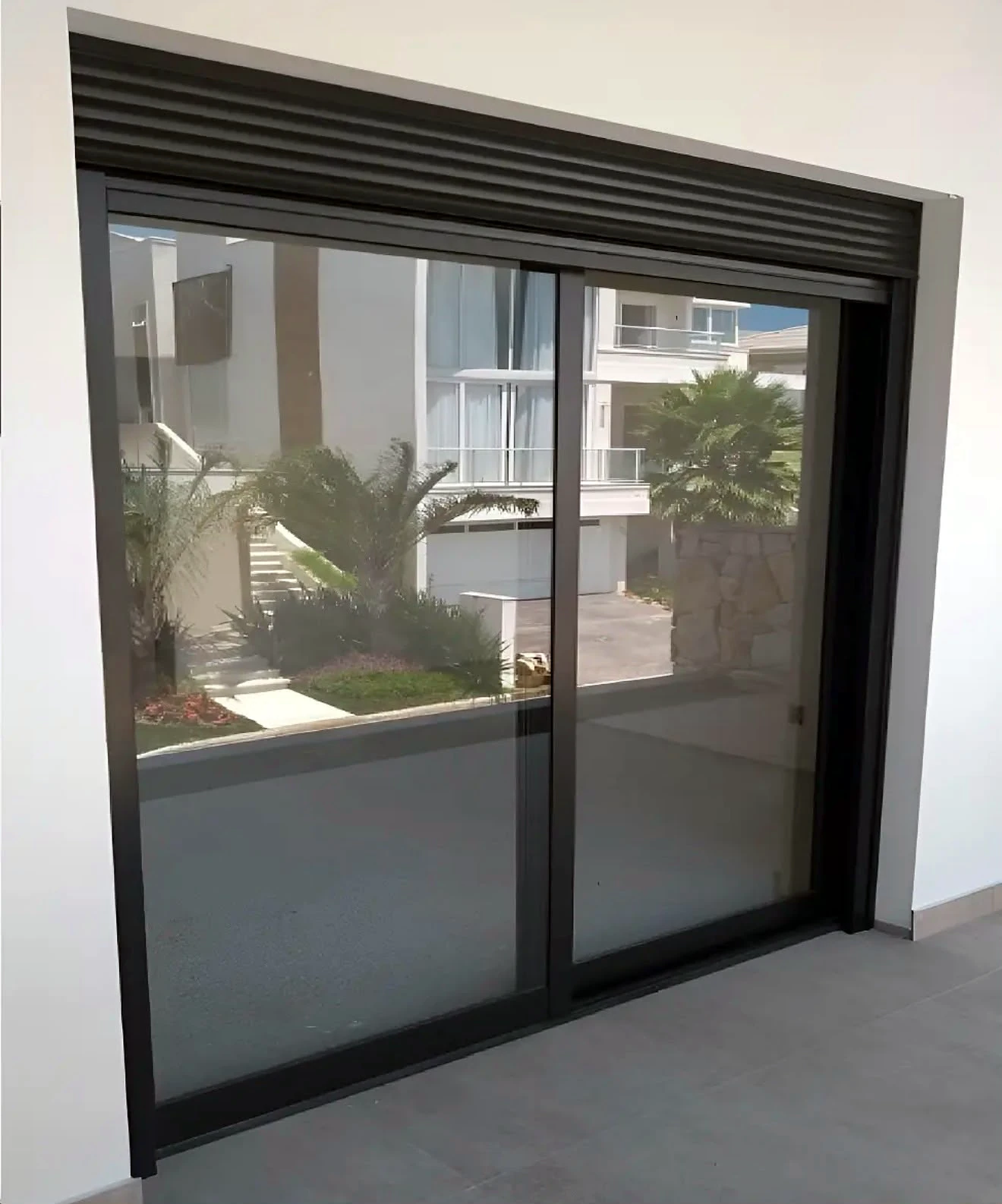 Esquadria de alumínio preta com porta de correr em vidro, obra da Salumin