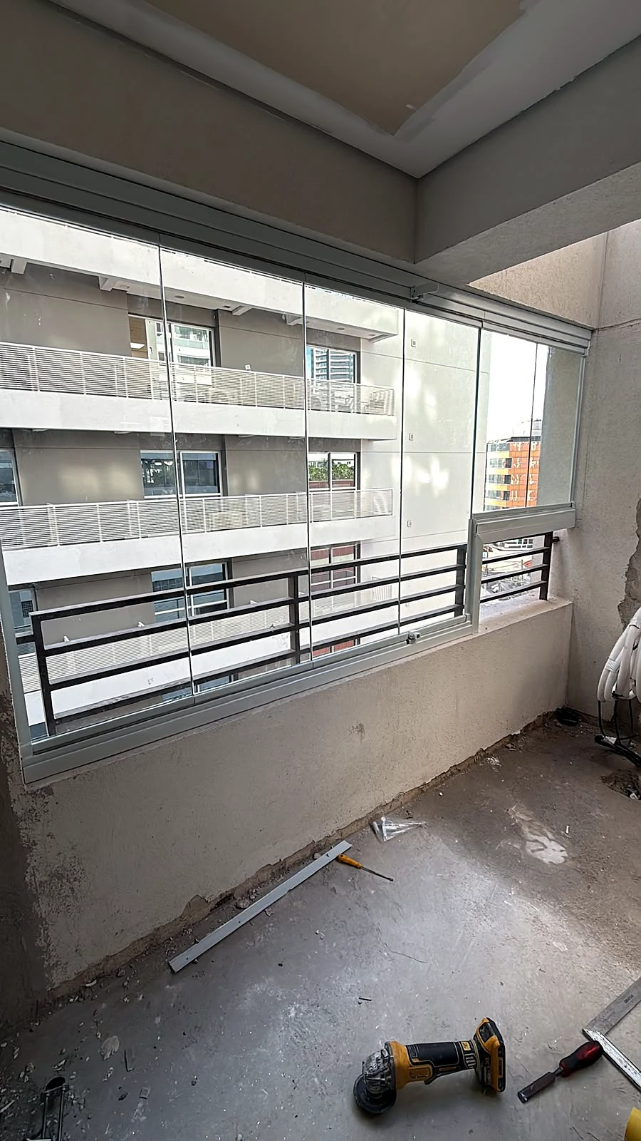 Instalação em andamento em sacada de edifício, obra da Salumin